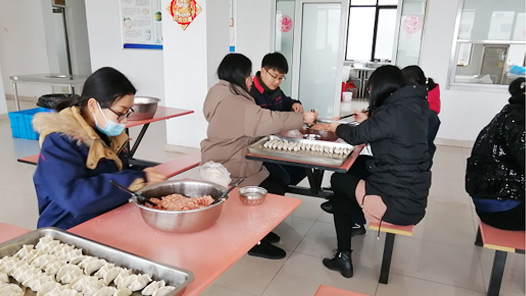 温情小(xiǎo)年，以“饺”交心——包饺子活动