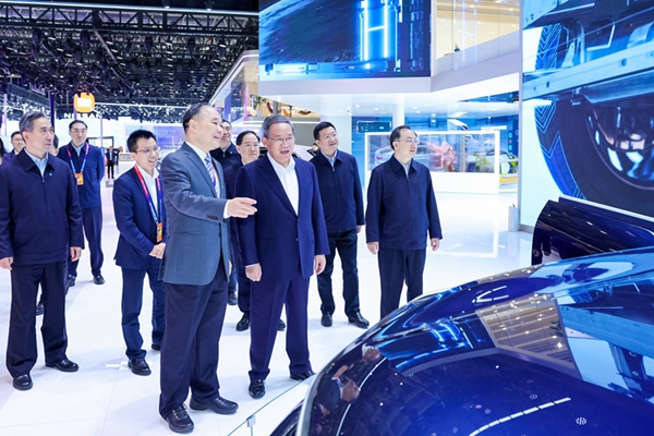 李强在2024北京國(guó)际汽車(chē)展览会调研时强调 大力发展智能(néng)网联新(xīn)能(néng)源汽車(chē) 促进汽車(chē)产(chǎn)业高端化智能(néng)化绿色化升级