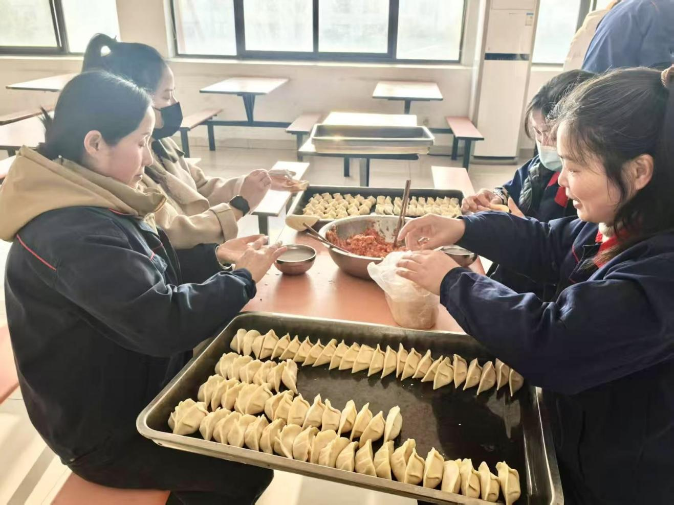 喜迎小(xiǎo)年，温情满溢——小(xiǎo)年包饺子活动